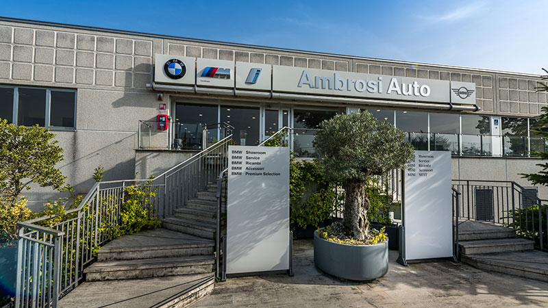 Vediamo la facciata esterna del Partner MINI